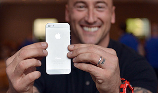 Apple выпустит цветной iPhone за $99 Apple выпустит цветной iPhone за $99