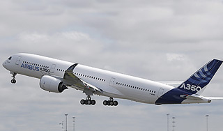 Airbus A350 впервые поднялся в воздух Airbus A350 впервые поднялся в воздух