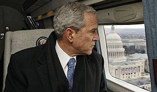 Самолет Буша задымился в полете Самолет Буша задымился в полете