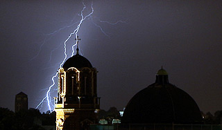 От удара молнии под Москвой погиб язычник От удара молнии под Москвой погиб язычник