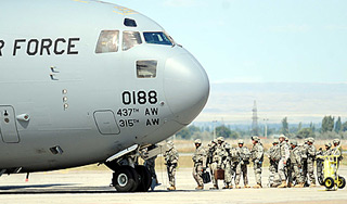 Киргизия избавится от авиабазы США Киргизия избавится от авиабазы США