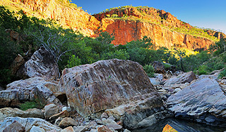 Жена столкнула любовницу мужа в обрыв Жена столкнула любовницу мужа в обрыв