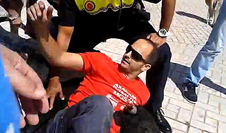 В Испании прохожий руками остановил быка В Испании прохожий руками остановил быка