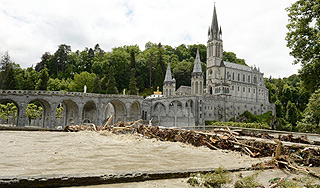 Во Франции эвакуированы тысячи туристов Во Франции эвакуированы тысячи туристов