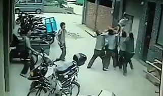 Малыш упал с пятого этажа в руки прохожим Малыш упал с пятого этажа в руки прохожим