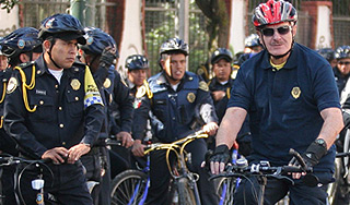 Мэр Рима пересадил охрану на велосипеды Мэр Рима пересадил охрану на велосипеды