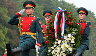 Шойгу открыл кладбище для героев России Шойгу открыл кладбище для героев России