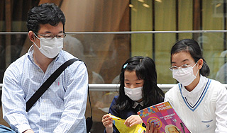 Японцы научились лечить грипп пластырем Японцы научились лечить грипп пластырем