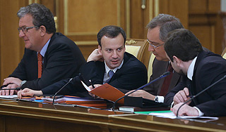 Замы Медведева разделили обязанности Замы Медведева разделили обязанности