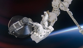 Россияне задержались в открытом космосе Россияне задержались в открытом космосе