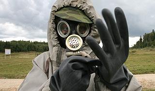 Солдат одели в костюм из нефтепродуктов Солдат одели в костюм из нефтепродуктов