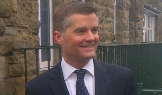 Министр сломал ногу во время танца на столе Министр сломал ногу во время танца на столе