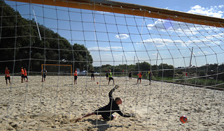 Мальчик погиб под футбольными воротами Мальчик погиб под футбольными воротами