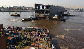 "Мистраль" спустили на воду с шампанским "Мистраль" спустили на воду с шампанским