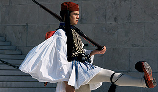 Гвардеец упал во время смены караула Гвардеец упал во время смены караула