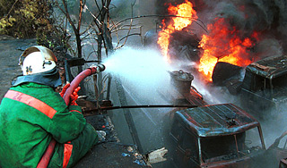 Бензовоз поджег дом в центре Алма-Аты Бензовоз поджег дом в центре Алма-Аты
