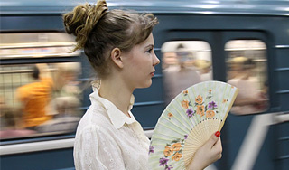 Жара доводит москвичей до обмороков в метро Жара доводит москвичей до обмороков в метро