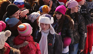 Школьники в тулупах танцевали в жару Школьники в тулупах танцевали в жару