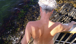 Гей заставил соседа позировать голым Гей заставил соседа позировать голым