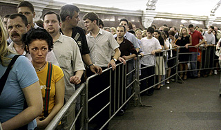 Москвичи хотят ездить в метро босиком Москвичи хотят ездить в метро босиком