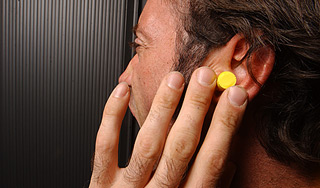 Американец вмонтировал в ухо динамик Американец вмонтировал в ухо динамик