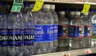 Американку арестовали за покупку минералки Американку арестовали за покупку минералки