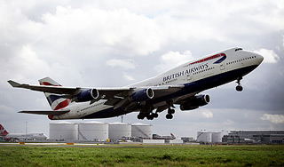 Спортсмен пытался открыть дверь самолета Спортсмен пытался открыть дверь самолета