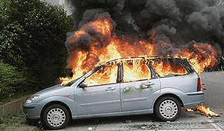 Калининградец спас пятерых из горящего авто Калининградец спас пятерых из горящего авто