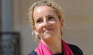 Олланд уволил министра за критику бюджета Олланд уволил министра за критику бюджета