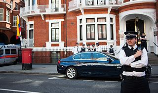 В посольстве Эквадора найден "жучок" В посольстве Эквадора найден "жучок"