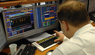 Доллар преодолел рубеж в 33 рубля Доллар преодолел рубеж в 33 рубля