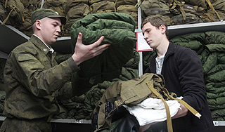 Служить "в рассрочку" начнут в 2013 году Служить "в рассрочку" начнут в 2013 году