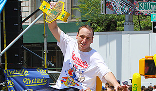 Калифорниец съел 69 хот-догов за 10 минут Калифорниец съел 69 хот-догов за 10 минут