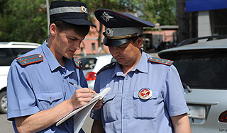 Семилетний мальчик на авто сбил двоих детей Семилетний мальчик на авто сбил двоих детей