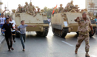 Армия на БТР заняла центр Каира Армия на БТР заняла центр Каира