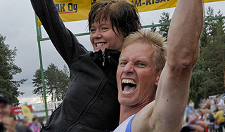 Финны стали чемпионами по переноске жен Финны стали чемпионами по переноске жен