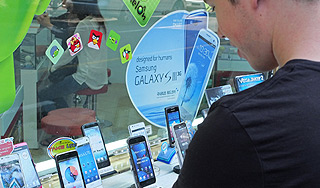 Все больше россиян пользуются смартфонами Все больше россиян пользуются смартфонами