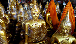 В Таиланде украли две золотые статуи Будды В Таиланде украли две золотые статуи Будды