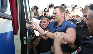 Навальный прячется в автозаке Навальный прячется в автозаке