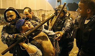 Демонтстрантов в Рио разогнали газом Демонтстрантов в Рио разогнали газом