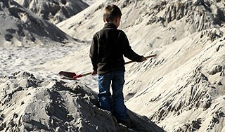 Мальчика на пляже засыпало песком Мальчика на пляже засыпало песком