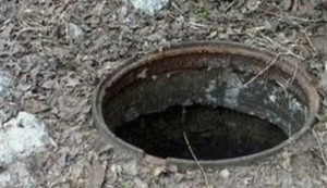 8-летний мальчик упал в открытый канализационный люк