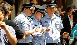 Мужчина зарезал прохожих в центре Пекина Мужчина зарезал прохожих в центре Пекина