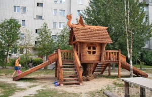 В Фокино появилась детская горка в виде сказочной избушки