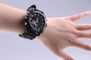 Парень продавал в «БУМ-СИТИ» шпионские часы и брелок