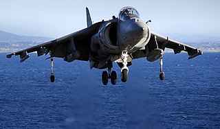 Истребители США сбросили бомбы в Австралии Истребители США сбросили бомбы в Австралии