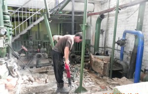 Готовь котельную летом На фото:электрогазосварщик Михаил Федорцов