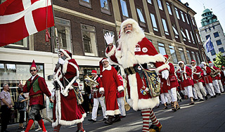 Конгресс Санта-Клаусов открылся в Дании Конгресс Санта-Клаусов открылся в Дании