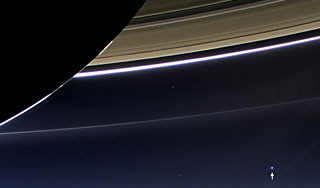 NASA показало вид на Землю с Сатурна NASA показало вид на Землю с Сатурна