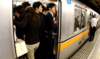 Японцы в час пик спасли женщину в метро Японцы в час пик спасли женщину в метро